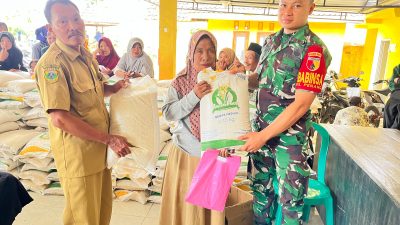 Babinsa 0822 Dampingi Penyaluran 3,8 Ton Beras Bantuan Badan Pangan Nasional di Desa Penang
