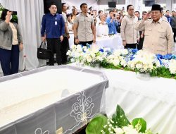 Presiden Prabowo Subianto melayat mendiang Bapak Kwik Kian Gie di Rumah Duka Sentosa RSPAD Gatot Soebroto