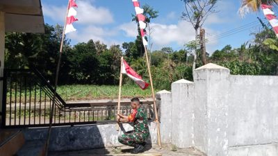 Babinsa Grujugan Semarakkan Desa Kabuaran dengan Umbul-Umbul Merah Putih