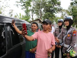 Polwan Polres Bondowoso Berbagi Minuman, Suasana Antrian BBM di SPBU Jadi Segar