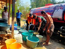 Terharu Lihat Antusias Warga, Babinsa 0822 Dampingi Droping Air Bersih di Dusun Ninggil