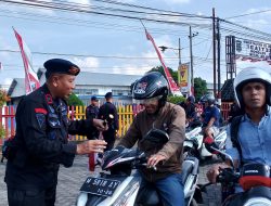 Sambut Hari Kemerdekaan RI ke – 80 Brimob Polda Jatim Berbagi 2000 Bendera Merah Putih di Pamekasan