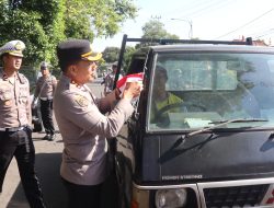 Polresta Banyuwangi Berbagi Bendera Merah Putih Sambut HUT Kemerdekaan RI ke – 80