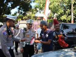Satlantas Polres Bondowoso Bagikan Bendera Merah Putih Di Pasar Hewan