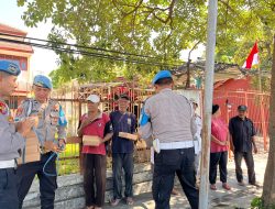 Polisi Peduli : Patroli Dialogis Polresta Banyuwangi Sambil Berbagi Nasi Untuk Abang Becak