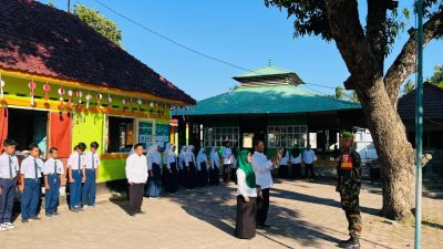 Babinsa Masuk Sekolah: Jadi Irup di MTs, Tegaskan Pentingnya Cinta Tanah Air