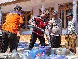 Polsi Peduli : Polres Probolinggo Gandeng BPBD Distribusikan Air Bersih untuk Warga Tiris