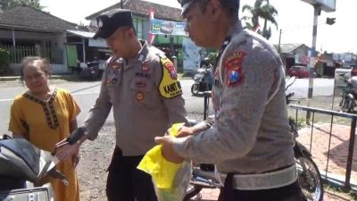 Polsek Maesan Polres Bondowoso Jual Beras Murah Untuk Masyarakat