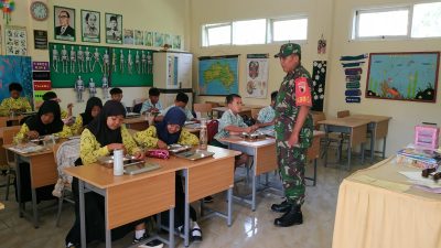 Babinsa Grujugan Kawal Ribuan Paket Makan Bergizi untuk Siswa
