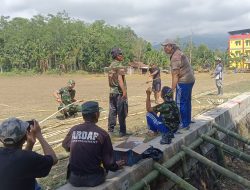 Babinsa Desa Petung Pimpin Gotong Royong Persiapan Maulid di Lapangan Curahdami