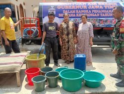 Babinsa 0822 dan BPBD Bergotong Royong Salurkan Bantuan Air Bersih untuk Warga Botolinggo