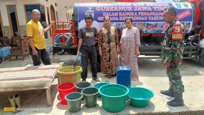 Babinsa 0822 dan BPBD Bergotong Royong Salurkan Bantuan Air Bersih untuk Warga Botolinggo