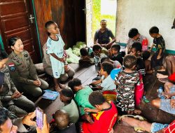Polri Tanamkan Semangat Belajar kepada Anak-Anak di Kampung Yunad Melalui Pendekatan Humanis