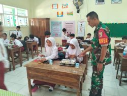 BABINSA GRUJUGAN KAWAL DISTRIBUSI 3.629 PAKET MAKAN BERGIZI UNTUK SISWA
