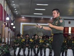 Ceramah Gubernur Akmil kepada Taruna tentang Sejarah Papua Kembali ke Pangkuan Ibu Pertiwi