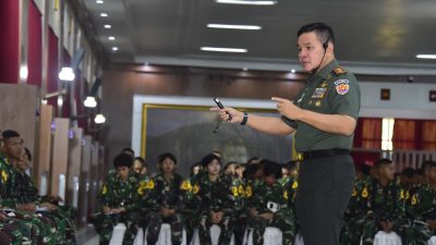 Ceramah Gubernur Akmil kepada Taruna tentang Sejarah Papua Kembali ke Pangkuan Ibu Pertiwi