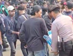 Polisi Bagikan Air Mineral kepada Massa Demo di Senayan