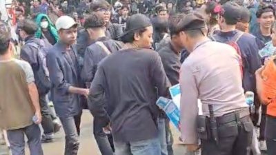 Polisi Bagikan Air Mineral kepada Massa Demo di Senayan