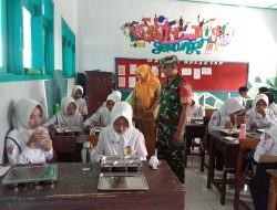 Babinsa Dampingi Ribuan Siswa Terima Paket Makan Bergizi di Bondowoso