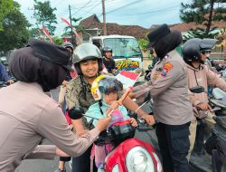 Aksi Simpatik Polisi Wanita Polresta Banyuwangi di Hari Jadi Polwan ke -77 Gatur Lalin Sambil Berbagi Coklat