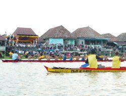 Lomba Kebut Perahu Meriahkan Sungai Babatan