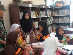 Babinsa 0822 Dampingi Program Minum Obat Cacing di SDN 2 Koncer Kidul Kab Bondowoso