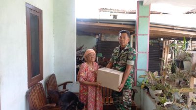 Dari Gaji Pribadi, Babinsa Ini Bantu Warga Tak Mampu di Hari Jumat Berkah