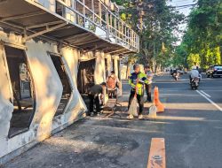 Ojol dan Warga Kompak Bersihkan Pos Polisi yang Dibakar Massa di Surabaya