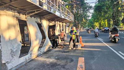 Ojol dan Warga Kompak Bersihkan Pos Polisi yang Dibakar Massa di Surabaya