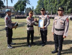 Kapolres Bondowoso Berikan Penghargaan Kepada 18 Anggota Berprestasi