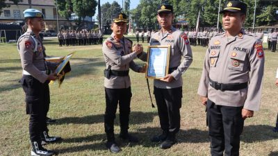 Kapolres Bondowoso Berikan Penghargaan Kepada 18 Anggota Berprestasi