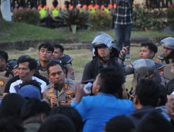 Ratusan Mahasiswa Gelar Aksi Penyampaian Aspirasi di mako Polres Bondowoso, Polres Laksanakan Pengamanan dengan Humanis