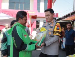 Polres Jember Hadirkan Pasar Murah, Pengemudi Ojol Bawa Pulang Sembako Dengan Senyum Sumringah