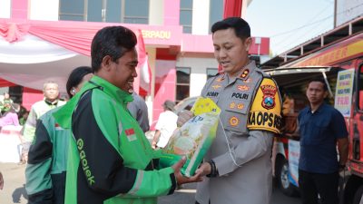 Polres Jember Hadirkan Pasar Murah, Pengemudi Ojol Bawa Pulang Sembako Dengan Senyum Sumringah
