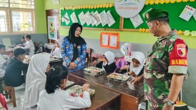 Babinsa 0822 Dampingi Distribusi 3.776 Paket Makanan Bergizi Gratis di Bondowoso