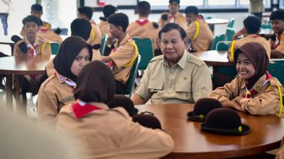 Presiden Prabowo Subianto meninjau Sekolah Rakyat Menengah Atas (SRMA) Margaguna