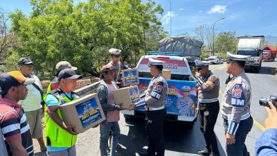 Hari Lalu Lintas Bhayangkara ke-70 Polres Situbondo Berbagi Sembako dan Rompi untuk Supeltas