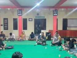 Babinsa Patemon Hadiri Rapat Pemuda, Suasana Ngopi Bareng Jadi Hangat