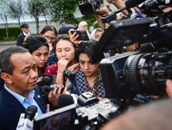 Presiden Prabowo Subianto memanggil Menteri Energi dan Sumber Daya Mineral (ESDM), Bahlil Lahadalia usai rapat terbatas di Istana Merdeka