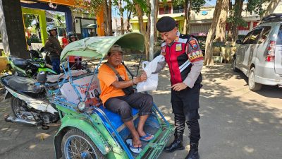 Polisi Patroli Sambil Berbagi Nasi Kotak Program Pasabber Polres Situbondo Disambut Antusias Warga