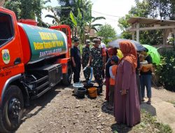 Warga Gembira, TNI Turunkan Pasukan Air Bersih di Dusun Pinangatap
