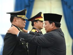 Presiden RI Prabowo Subianto: Menganugerahkan Pangkat Istimewa Kepada Satu Purnawirawan TNI dan Polri