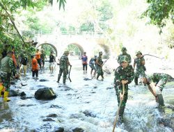 HUT TNI ke-80, Prajurit Kodim 0822 Karya Bakti Turun Ke Sungai