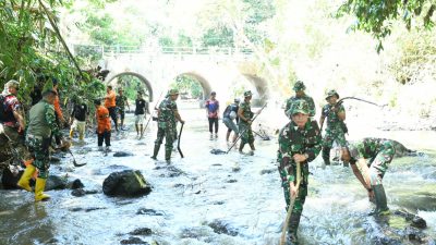 HUT TNI ke-80, Prajurit Kodim 0822 Karya Bakti Turun Ke Sungai