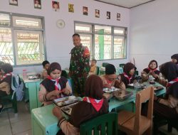 Babinsa Kademangan Dampingi Distribusi 3.651 Paket Makan Bergizi Gratis ke 19 Sekolah di Bondowoso