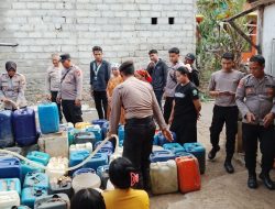 Polres Pasuruan dan PMII Salurkan 6.000 Liter Air Bersih ke Desa Karangjati Lumbang