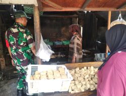 Babinsa Kodim 0822 Jalin Keakraban dengan Warga Lewat Komsos di Desa Traktakan Kab Bondowoso