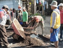 Babinsa Dadapan Ajak Warga Gotong Royong Perbaiki Jalan Penghubung Desa