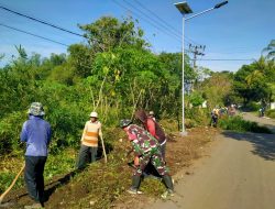 Babinsa Lombok Wetan Guyub Bersama Warga Gelar Karya Bakti Lingkungan