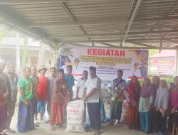 Pemdes Kuto Tanjung Salurkan Bantuan Pupuk Kepada Petani yang Membutuhkan